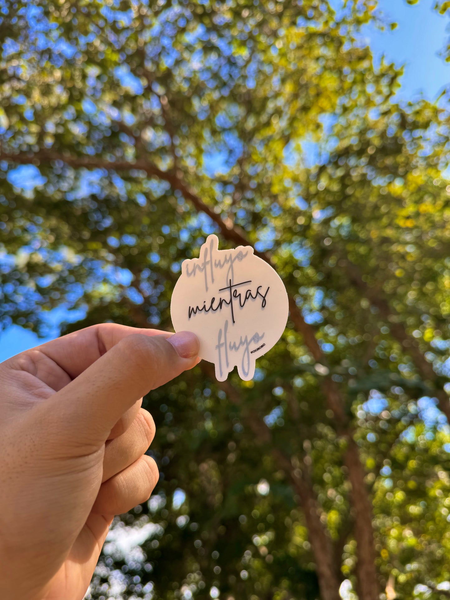 Influyo mientras fluyo - Matte Sticker